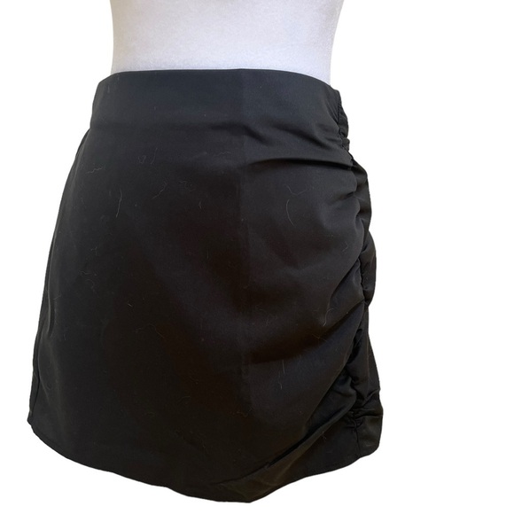Cider NWT TikTok Favorite Mini Skirt with Side Ruching in Black Size S - Picture 1 of 4